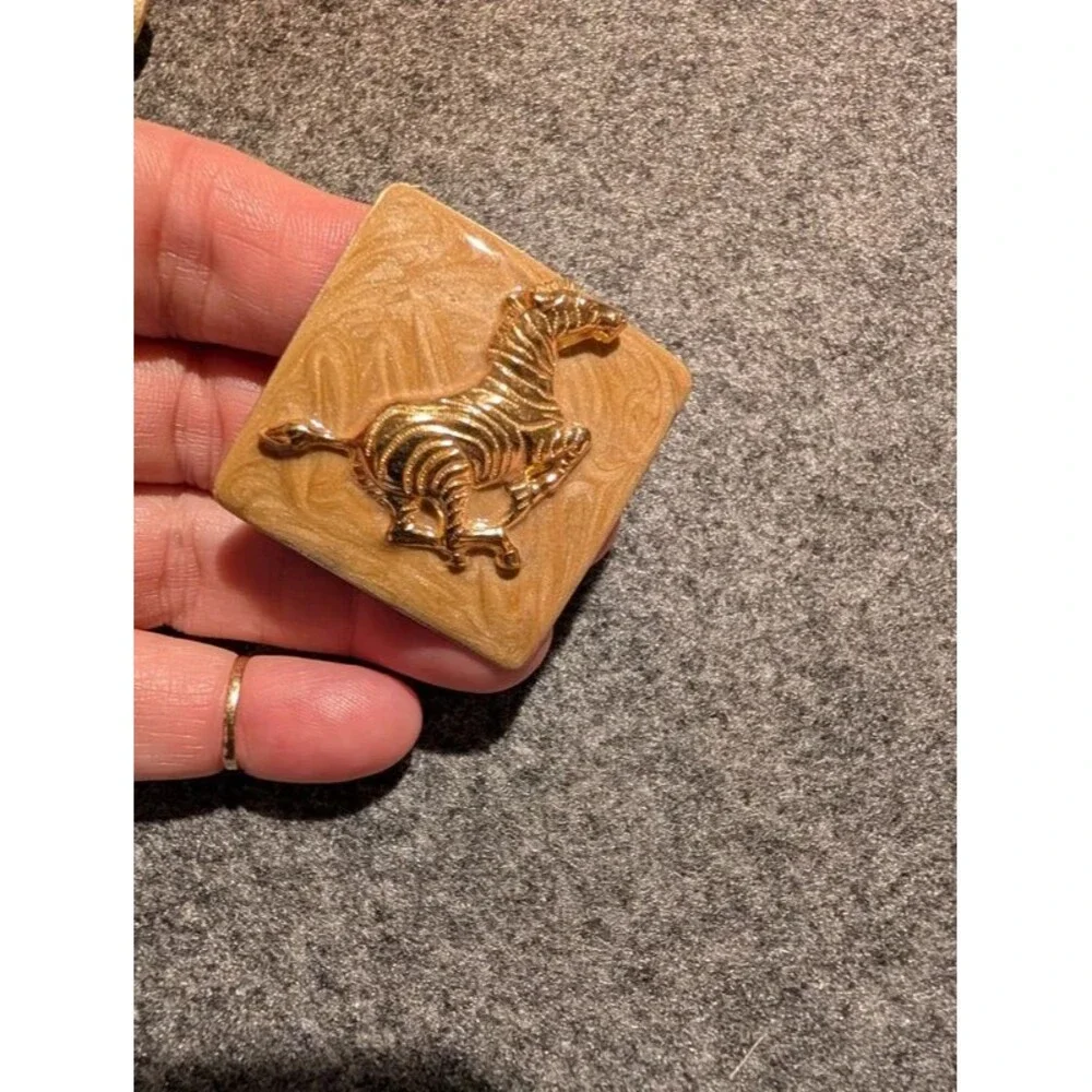 Zebra pin